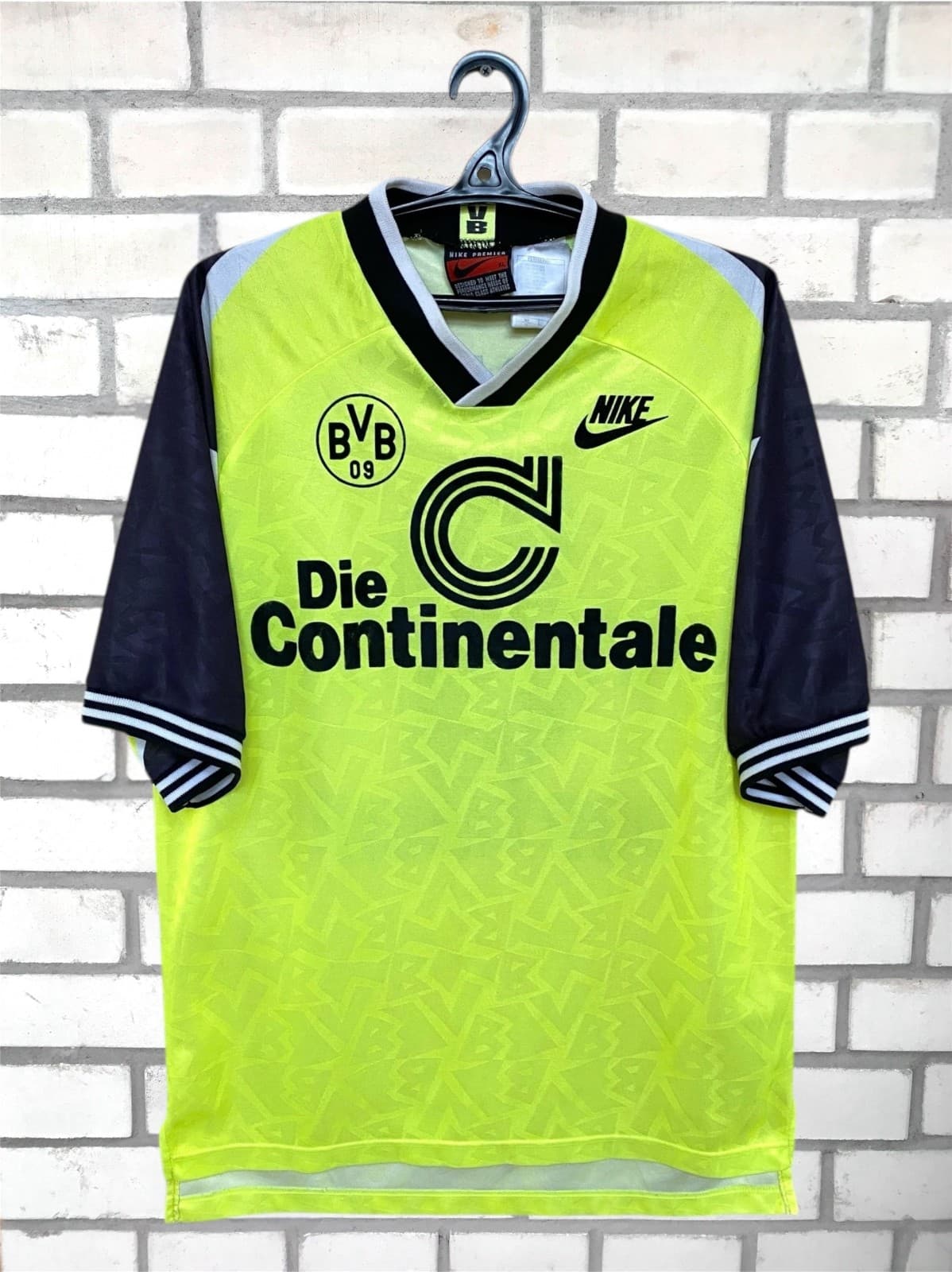 Borussia Dortmund 1995-1996 home kit — front